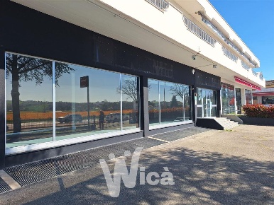 Foto Locale commerciale a Cesena di 1700 m² con 15 locali in vendita