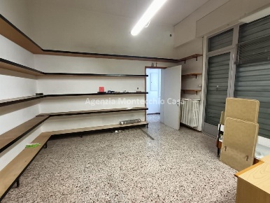 Foto Negozio in Via Roma, Vallefoglia Sant'Angelo In Lizzola di 51 m²