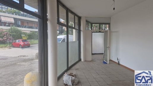 Foto Negozio in PIAZZA ELSA MORGANTI, Renate di 87 m² con 2 locali