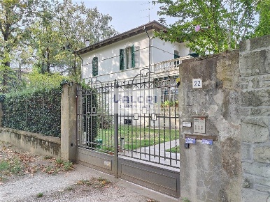 Foto Villa bifamiliare in Viale Stradone, Faenza di 472 m² con 8 locali