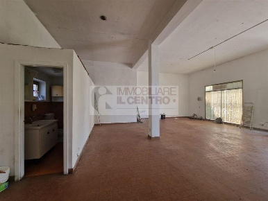 Foto Negozio a Luni di 76 m² con 1 locali in vendita