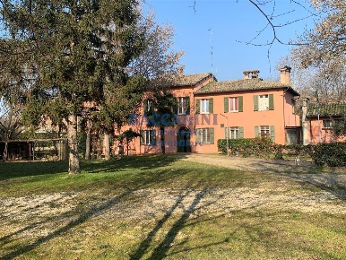 Foto Locale commerciale in VIA ARGNANI, Faenza di 664 m² con 15 locali
