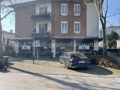 Foto Negozio in viale Bassani, Thiene Centro di 200 m² con 2 locali