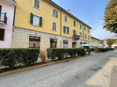 Foto Negozio in Via Vittorio veneto, Vittuone di 140 m² con 1 locali
