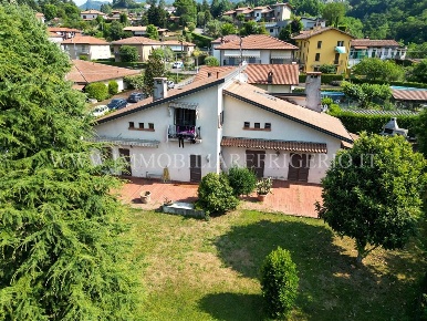 Foto Villa bifamiliare in via Europa, Caprino Bergamasco Caprino di 190 m²