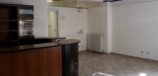 Foto Negozio in Via Aliberti, Asti Centro Storico di 85 m² con 3 locali