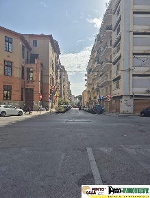 Foto Negozio in Via Damiani Almeyda, Palermo Notarbartolo - Sciuti di 30 m²