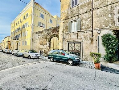 Foto Negozio in Via Aurelio Saffi, Albano Laziale Centro Storico di 190 m²