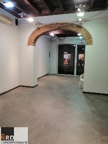 Foto Negozio a Mantova Centro di 100 m² con 2 locali in affitto