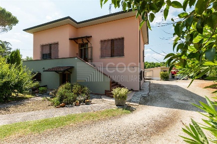 Foto Villa unifamiliare in Viale Dante, Lugo di 296 m² con 3 locali