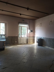 Foto Negozio a Sarzana di 90 m² con 4 locali in vendita