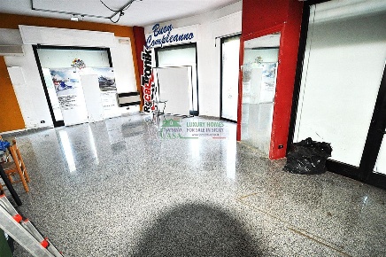 Foto Locale commerciale a Ragusa di 70 m² con 2 locali in affitto