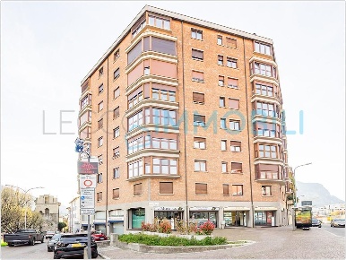 Foto Negozio in via bovara, Lecco Centro di 190 m² con 3 locali in affitto