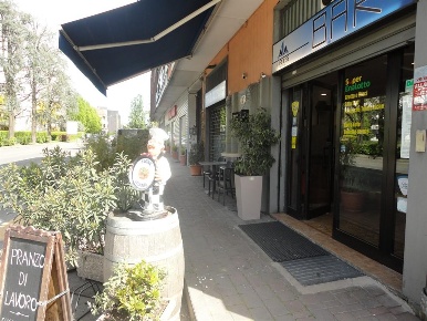 Foto Attività commerciale in Viale Martiri della Libertà, Lissone di 100 m²