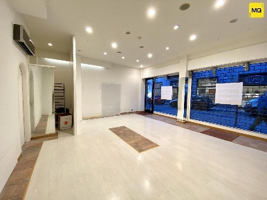 Foto Negozio in via Fratelli Cairoli, Lecco Centro di 70 m² con 2 locali