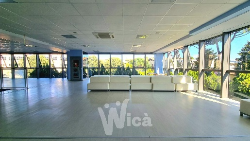 Foto Locale commerciale a Cervia di 631 m² con 9 locali in vendita