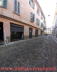Foto Negozio in via santa barbara, Cremona Centro di 100 m² con 1 locali