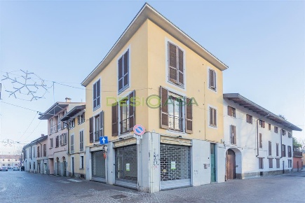 Foto Negozio in Via Pio XI, Desio di 80 m² con 2 locali in vendita