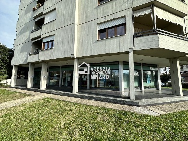 Foto Locale commerciale in VIALE ROSSINI, Lugo di 125 m² con 1 locali