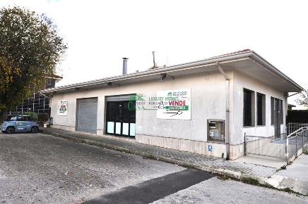 Foto Locale commerciale a Ragusa di 420 m² in vendita