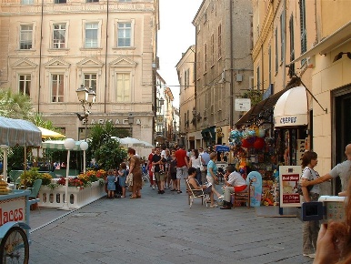 Foto Attività commerciale in Via Vittorio Veneto, Alassio Centro di 25 m²