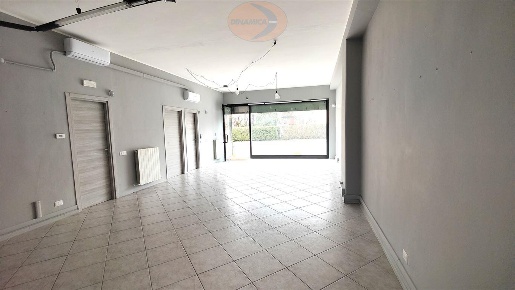 Foto Negozio in Viale Milano, Camparada Centro di 82 m² con 2 locali