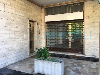 Foto Negozio in via como, Lecco Pescarenico di 45 m² in affitto