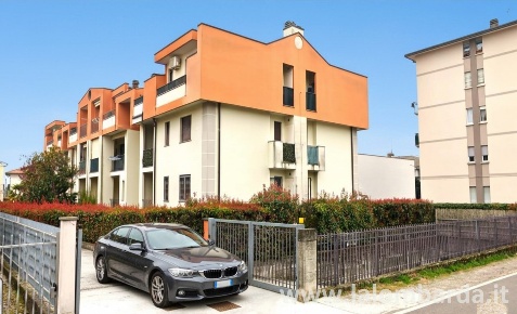 Foto Box in Via Po, Meda di 14 m² con 1 locali in vendita