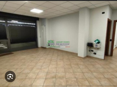 Foto Locale commerciale a Comiso Centro di 120 m² con 2 locali in vendita