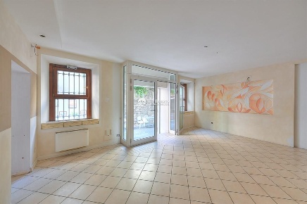 Foto Locale commerciale in Via Fantoni, Salò Centro di 90 m² con 3 locali