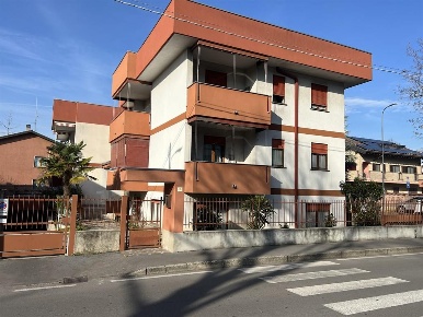 Foto Locale commerciale in Via Moretti, Cesate di 95 m² con 3 locali