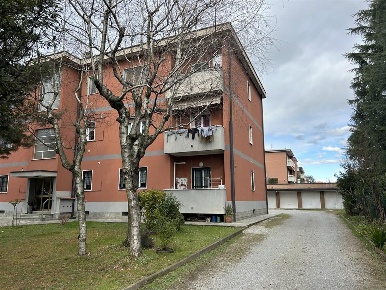 Foto Magazzino in Via Monti, Lesmo di 110 m² con 1 locali in vendita