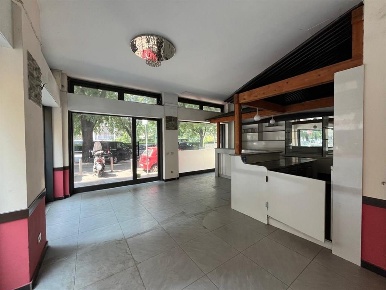 Foto Negozio in Via D'annunzio, Milano Corso Genova di 85 m² con 4 locali