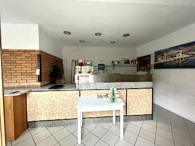 Foto Negozio in Via Matteotti, Castronno Centro di 98 m² con 2 locali
