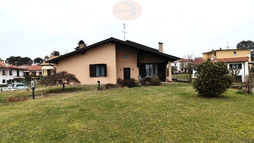 Foto Villa unifamiliare in Via Puecher, Casatenovo Campofiorenzo-california