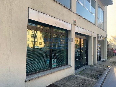 Foto Locale commerciale in VIALE IV NOVEMBRE, Faenza di 420 m² con 6 locali