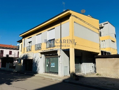 Foto Negozio in VIA SANT'UMILTA', Faenza di 140 m² con 4 locali in vendita