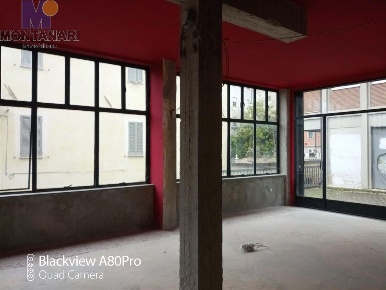 Foto Negozio in Via Guglielmo Oberdan, Foligno Centro Storico di 64 m²