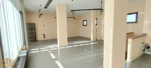 Foto Negozio in Piazza Giovanni XXIII, Inverigo Centro di 122 m² in vendita