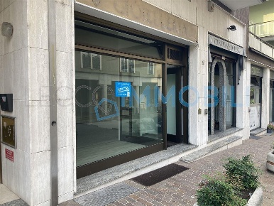 Foto Negozio in via galli, Calolziocorte Centro di 40 m² con 1 locali