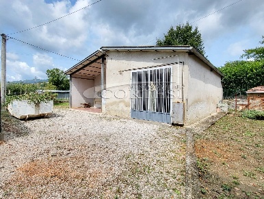 Foto Locale commerciale a Umbertide di 150 m² con 2 locali in vendita