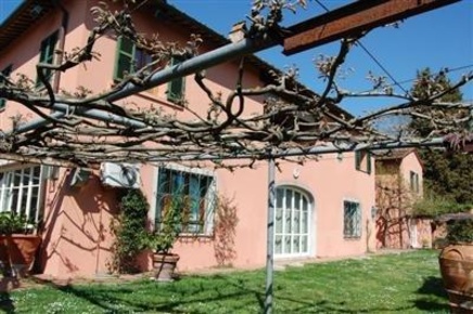 Foto Attività commerciale a Montescudaio di 600 m² con 10 locali in vendita