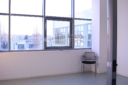 Foto Locale commerciale a Perugia di 180 m² con 8 locali in vendita