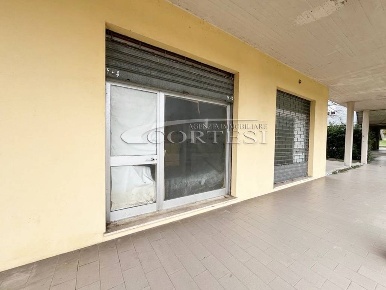 Foto Locale commerciale a Città di Castello di 100 m² con 1 locali