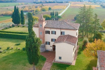 Foto Attività commerciale a Castelnuovo Berardenga di 5130 m² con 8 locali