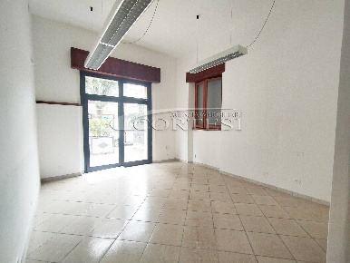 Foto Locale commerciale a Umbertide di 90 m² con 3 locali in affitto