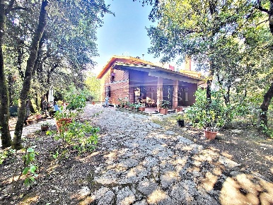 Foto Casa indipendente a Perugia di 400 m² con 14 locali in vendita