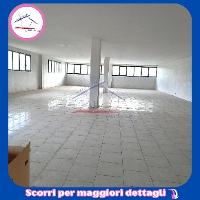 Foto Locale commerciale a Arezzo di 350 m² con 2 locali in affitto