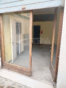 Foto Locale commerciale a Umbertide di 45 m² con 2 locali in vendita