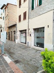 Foto Locale commerciale a Umbertide di 130 m² con 9 locali in vendita